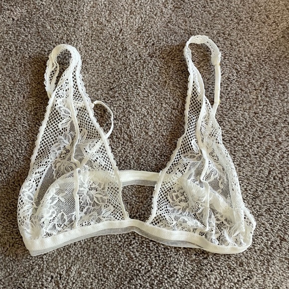 Elegant Lace Bralette in Cream - Picture 1 of 3